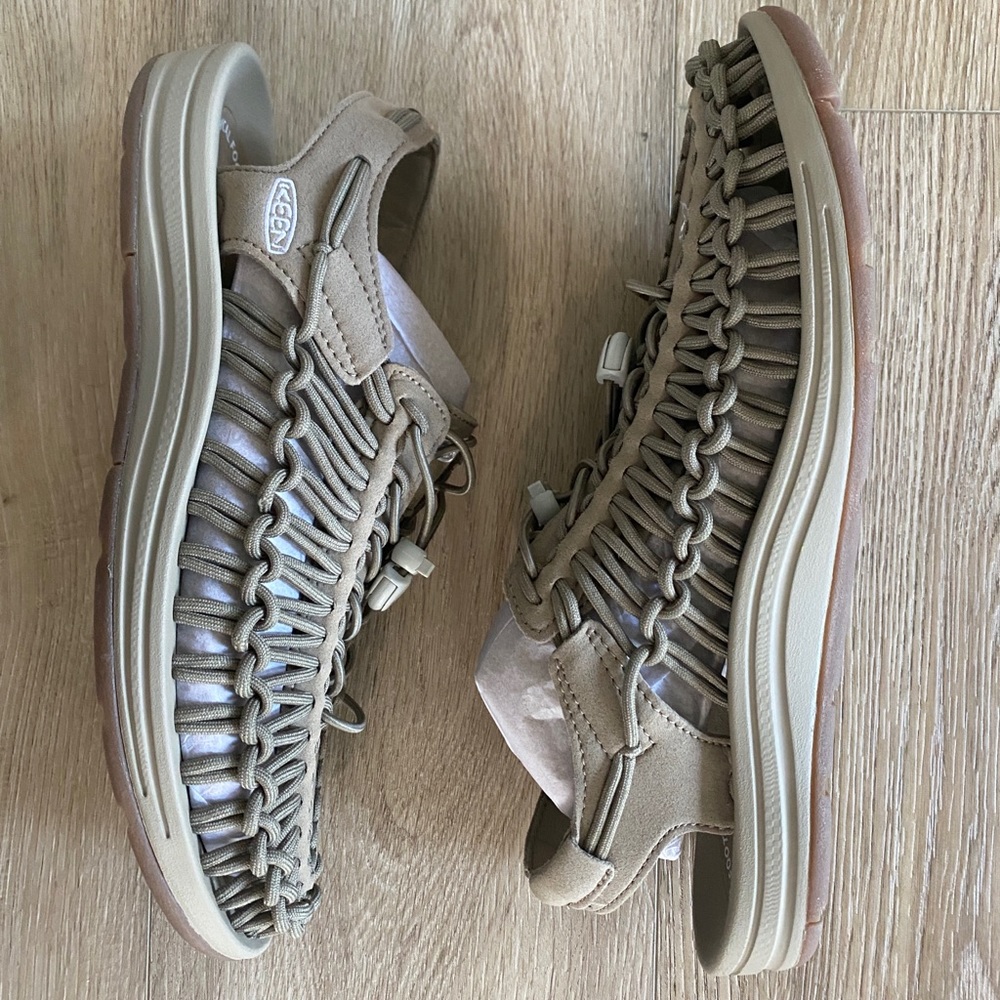 Keen Uneek Timberwolf/Plaza Taupe size 9 new